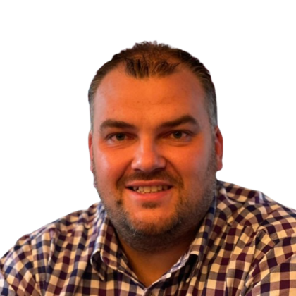 Robert_Majkowski_-_Casual_Headshot-removebg-preview-1-420×420